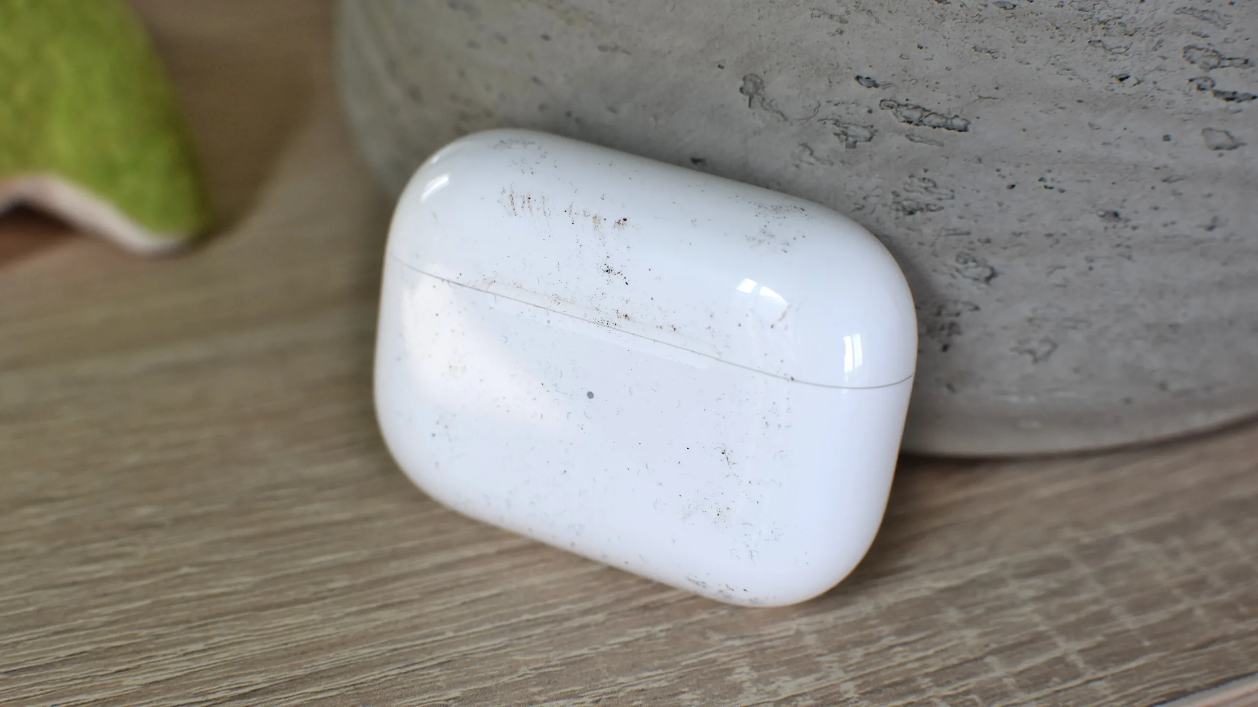 Steps to clean the AirPods case MacIran مراحل تمیز کردن کیس ایرپاد